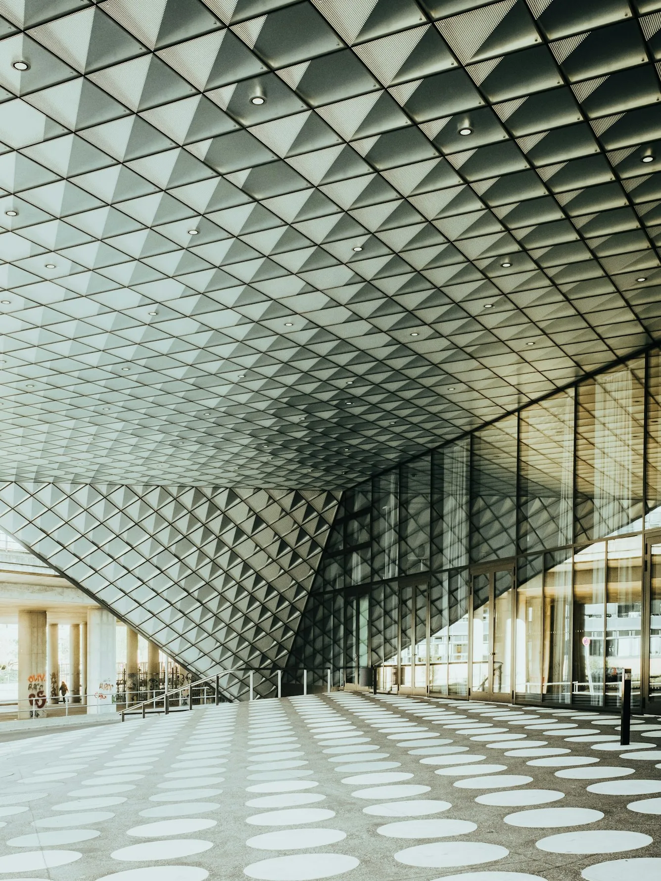 Architektonische Decken- und Glasstruktur am Futurium Berlin, fotografiert von Paul Menz